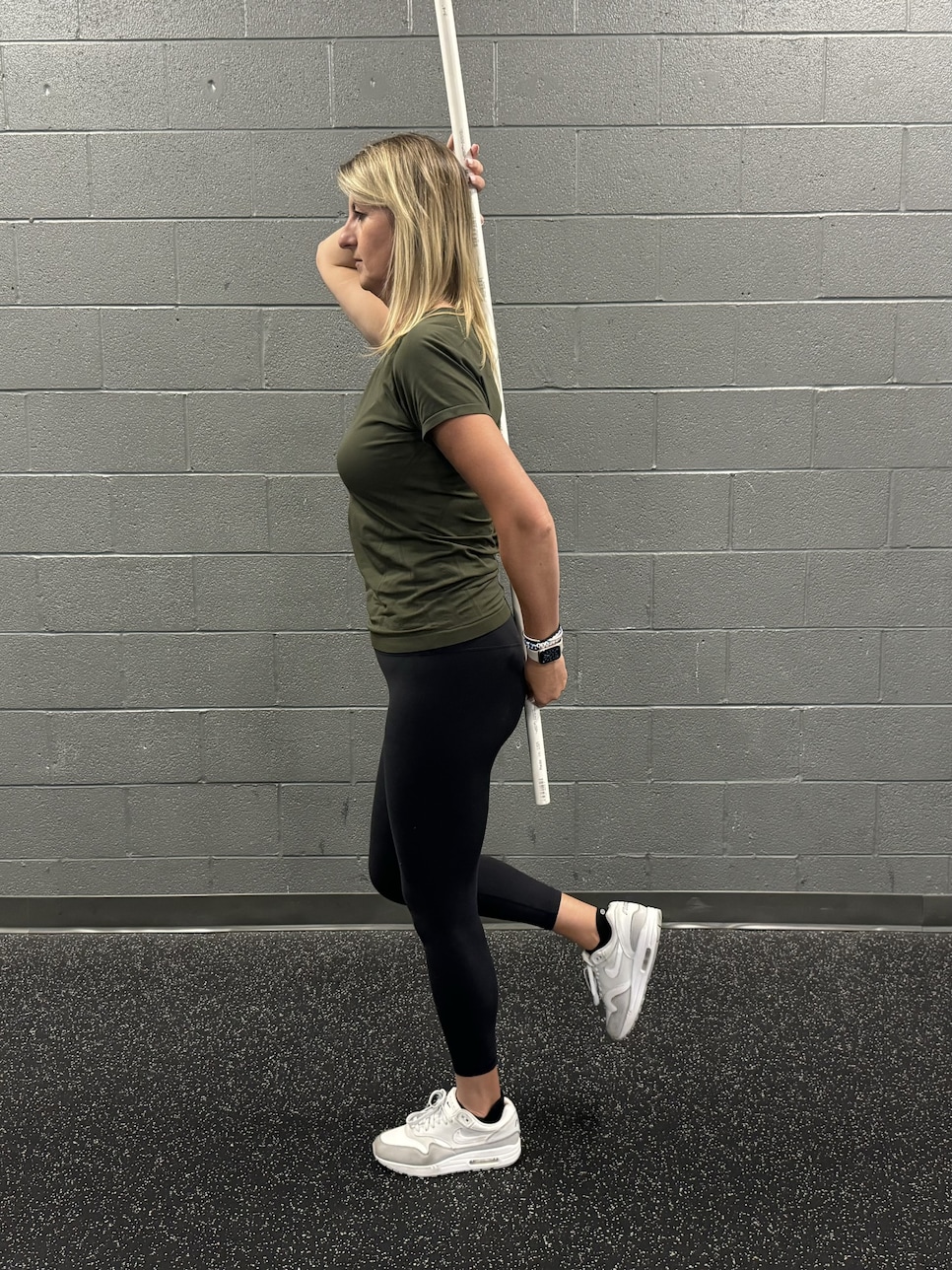 /content/dam/images/golfdigest/fullset/fitness-2024/Becker single-leg golf posture hinges 1.jpg